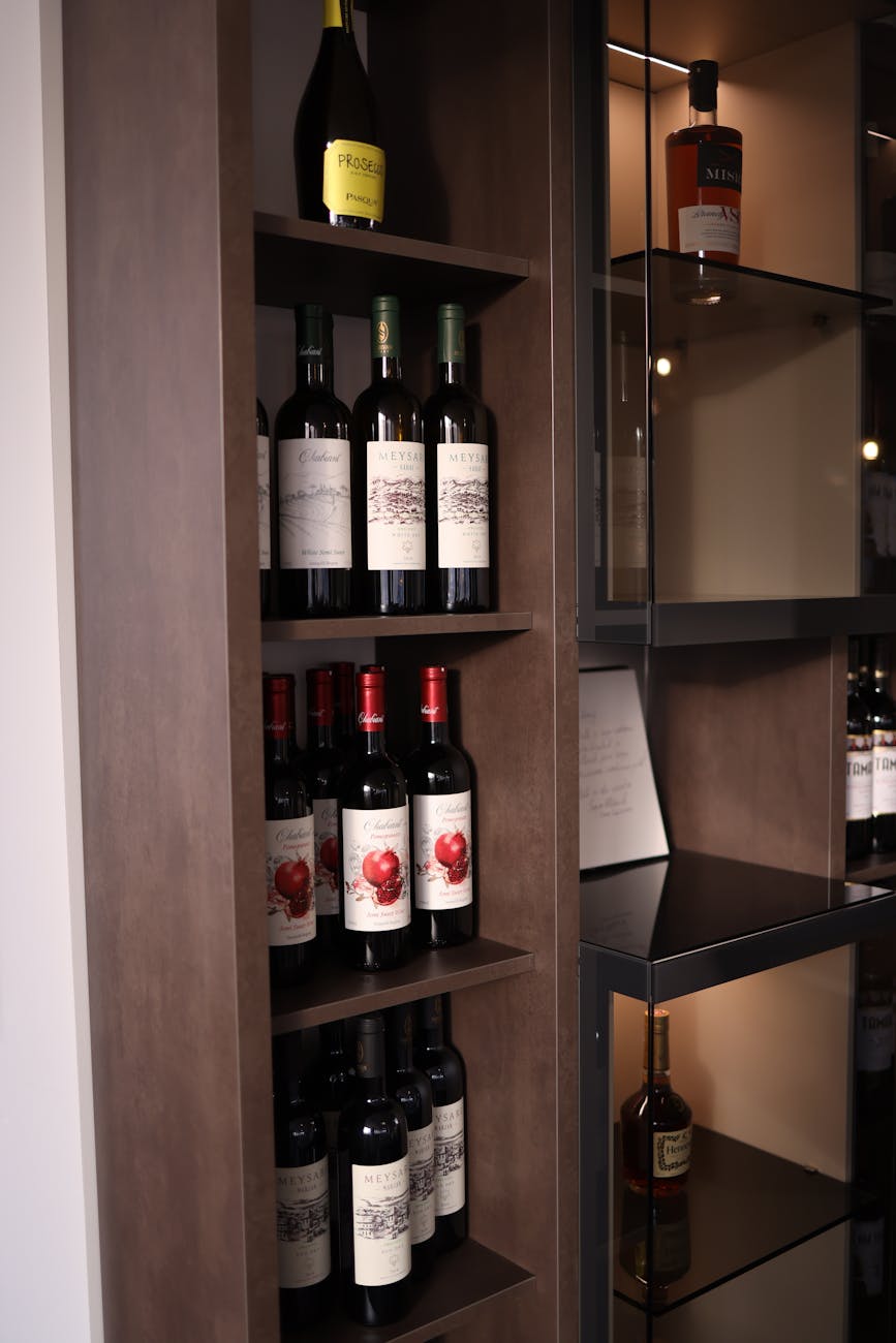 Gdzie trzymać wino w salonie? 7 unikalnych, wspaniałych modeli barków na wino do eleganckiego salonu